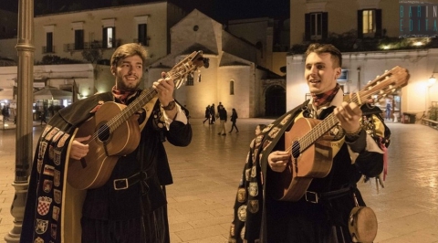 Mantelli, stemmi e chitarre: a Bari due studenti spagnoli mettono in scena la ''Tuna''